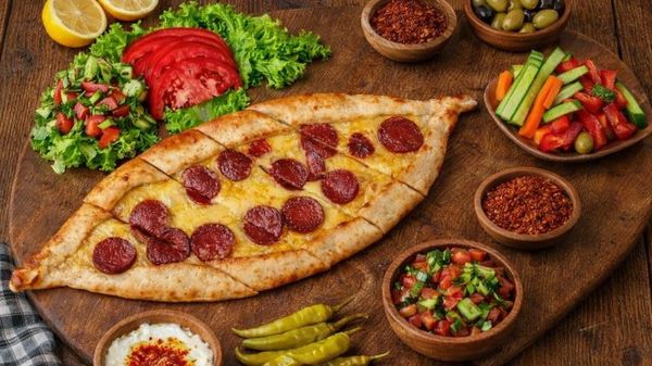 Kaşarlı Sucuklu Pide